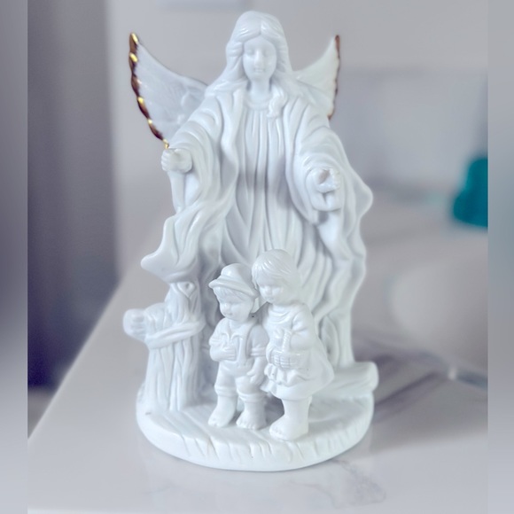 Ceramic Angel Figurine 7" with and Gold Trim around her Wings with two children - Picture 1 of 6
